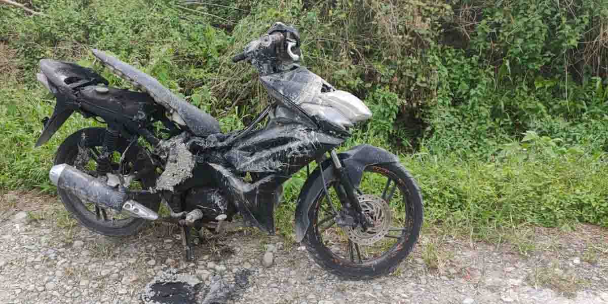 Barang bukti sepeda motor yang dibakar di Irigasi Timika, Selasa (22/6/2021). Foto: Polsek Mimika Baru